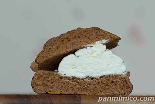 セブン「ギザチョコ ホイップメロンパン」断面の写真