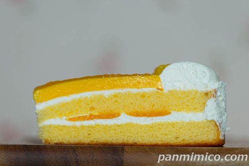 ヤマザキ「マンゴープリンショートケーキ(2個入)」断面の写真