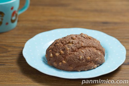 ヤマザキ「ザクザク！チョコ風味メロンパン」斜めから撮った写真