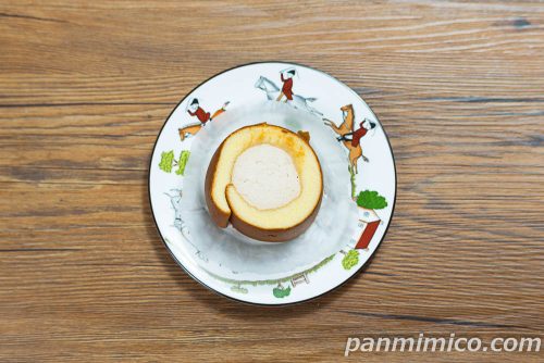ヤマザキ「厚切りロールケーキ（コーヒークリーム）」上から撮った写真