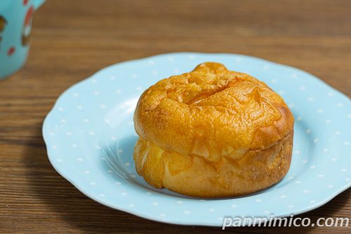ヤマザキ「カスタードシュークリームパン(北海道産牛乳)」斜めから撮った写真