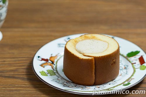 ヤマザキ「厚切りロールケーキ（コーヒークリーム）」斜めから撮った写真