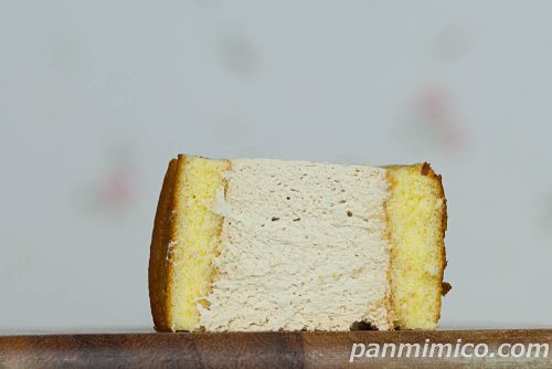 ヤマザキ「厚切りロールケーキ（コーヒークリーム）」断面の写真