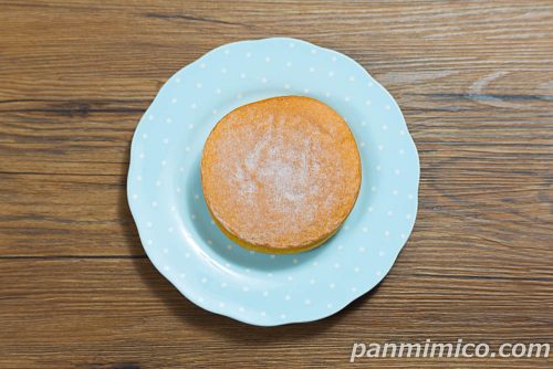 セブンの「まーるいミルククリームサンドケーキ」上から撮った写真