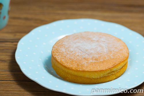 セブンの「まーるいミルククリームサンドケーキ」斜めから撮った写真