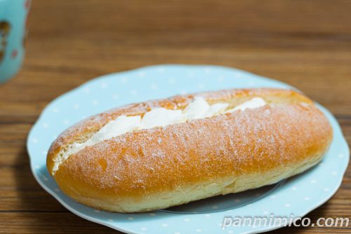 セブン「揚げパンホイップシュガー」斜めから撮った写真