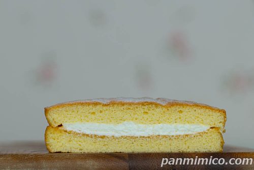 セブンの「まーるいミルククリームサンドケーキ」断面の写真