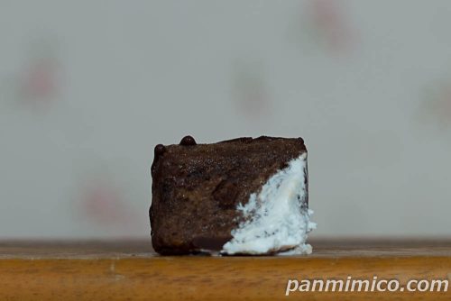 セブン「しみっとブレッドチョコパリ」1コの断面の写真