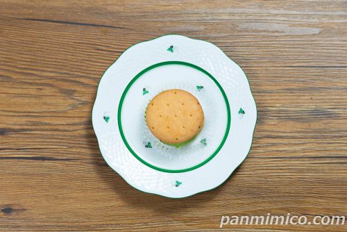 ローソン「Uchi Café×森半　濃い抹茶しっとりビスケットサンド」上から撮った写真