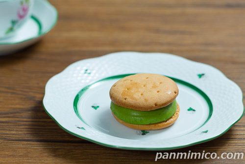 ローソン「Uchi Café×森半　濃い抹茶しっとりビスケットサンド」斜めから撮った写真