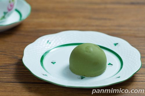 ローソン「Uchi Café×森半 ショコラドーム 抹茶」斜めから撮った写真