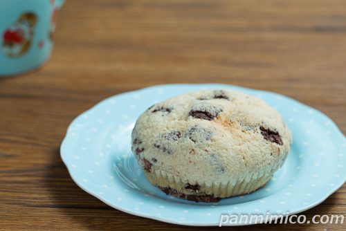 ローソンの新作「ゴロチョコ！メロンパン」斜めから撮った写真