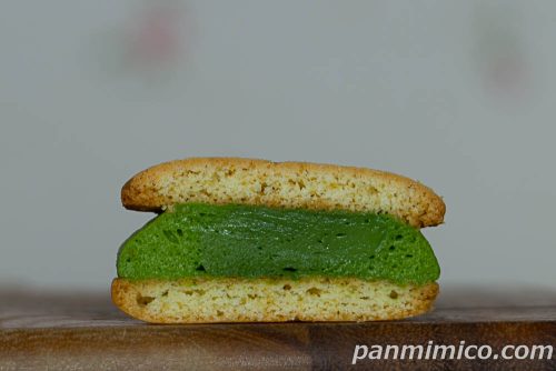 ローソン「Uchi Café×森半　濃い抹茶しっとりビスケットサンド」断面の写真