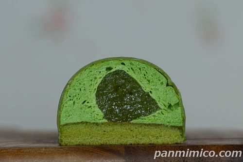 ローソンUchi Café×森半　ショコラドーム　抹茶断面の写真
