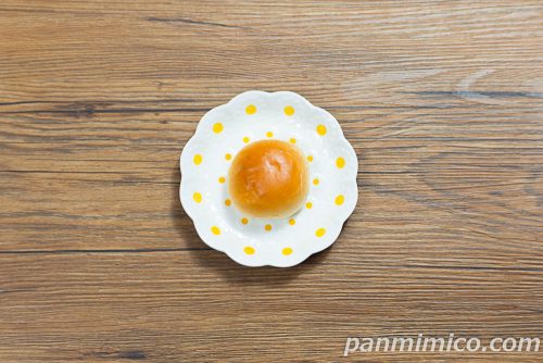 ヤマザキ「薄皮練乳ミルククリームパン（4個入）」上から撮った写真