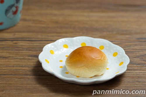 ヤマザキ「薄皮練乳ミルククリームパン（4個入）」斜めから撮った写真