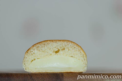 ヤマザキ「薄皮練乳ミルククリームパン（4個入）」断面の写真