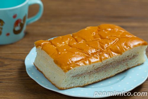 牛乳入りパン（チョコホイップ）【ヤマザキ】斜めから撮った写真