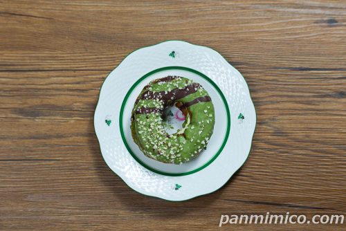 ファミマ「抹茶のクロワッサンドーナツ（宇治抹茶）」上から撮った写真
