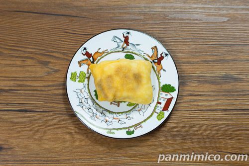 セブン「プリンの入ったもっちもちクレープ」上から撮った写真