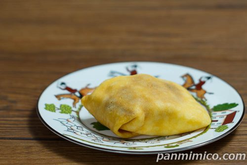 セブン「プリンの入ったもっちもちクレープ」斜めから撮った写真