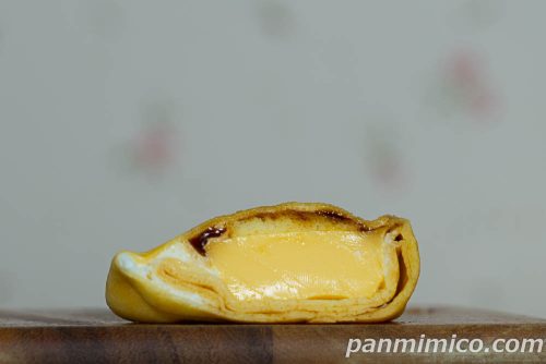 セブン「プリンの入ったもっちもちクレープ」断面の写真