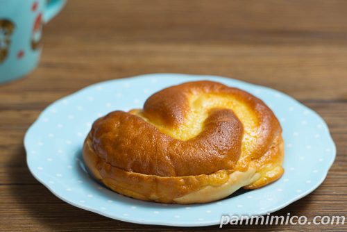 スイートサンド(ミルククリーム)【ヤマザキ】斜めから撮った写真