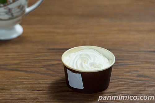なめらか2層のチーズケーキ【ローソン】斜めから撮った写真