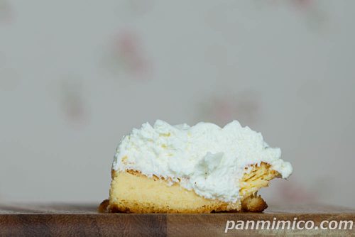 なめらか2層のチーズケーキ【ローソン】断面の写真