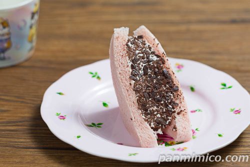 よくばりサンド　チョコチップ＆ホイップ【セブンイレブン】斜めから撮った写真