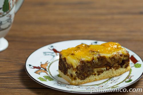 セブン最新作「ずっしりケーキ パイン」斜めから撮った写真
