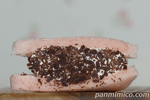 よくばりサンド　チョコチップ＆ホイップ【セブンイレブン】断面の写真