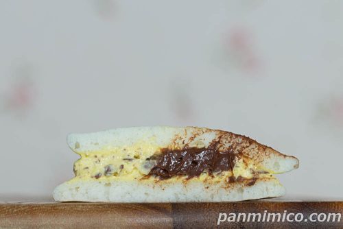 セブン「スンスンのもちっと白いどら焼チョコバナナクリーム」断面の写真