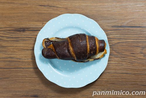 ファミマ「塩バターチョコパン」上から撮った写真