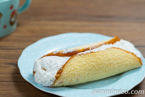 クリームたっぷりまるごとバナナ【ヤマザキ】斜めから撮った写真