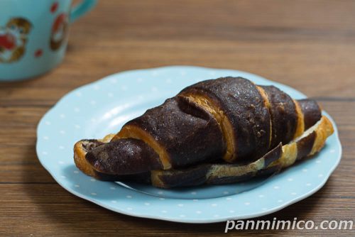 ファミマ「塩バターチョコパン」斜めから撮った写真