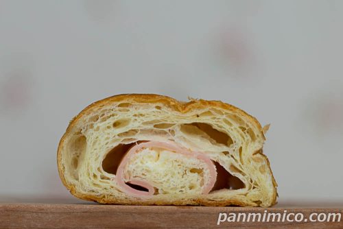 ファミマ新作「塩バターハムチーズパン」断面の写真