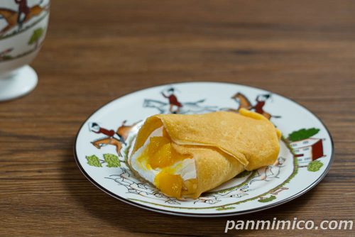 もっちもち食感クレープ　マンゴーココナッツ【セブンイレブン】斜めから撮った写真