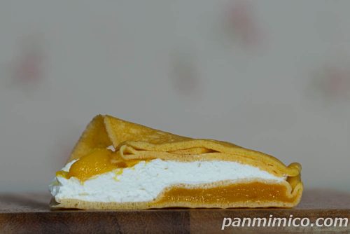 もっちもち食感クレープ　マンゴーココナッツ【セブンイレブン】断面の写真