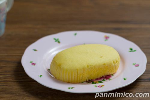 カルピス®蒸しケーキ(完熟白桃)【ヤマザキ】斜めから撮った写真