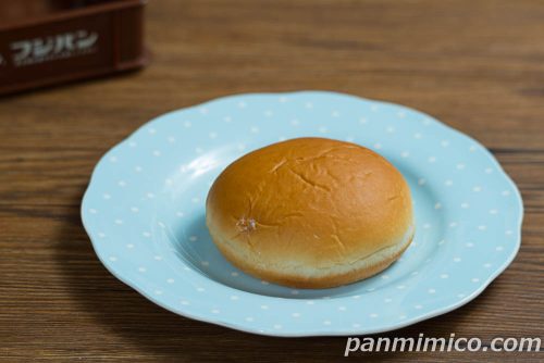 生しおあんぱん ほいっぷ【フジパン】斜めから撮った写真