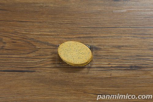 アールグレイ香るクリスピー紅茶サンド【ファミリーマート】上から撮った写真