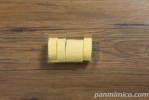 ファミマ「東京ばな奈　もっちりクリームロール　ダブルバナナ味」上から撮った写真