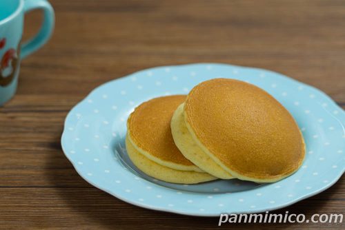 東京ばな奈　バナナかすたあどパンケーキ2個入【ファミリーマート】斜めから撮った写真