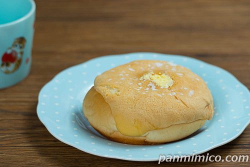 ふんわりシフォンパン(さつまいもホイップ)【ヤマザキ】斜めから撮った写真