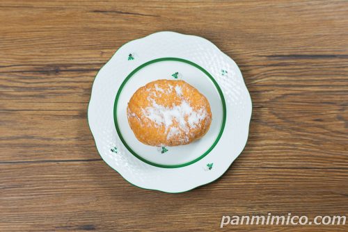 ファミマ「玉林園監修 抹茶ホイップドーナツ(グリーンソフト風味)」上から撮った写真
