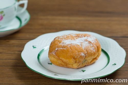 ファミマ「玉林園監修 抹茶ホイップドーナツ(グリーンソフト風味)」斜めから撮った写真