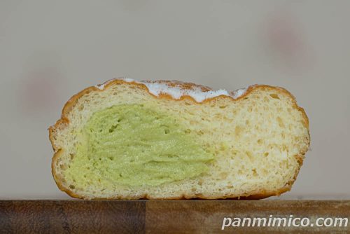 ファミマ「玉林園監修 抹茶ホイップドーナツ(グリーンソフト風味)」断面の写真