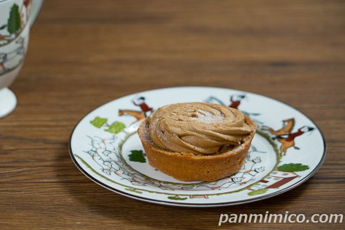 ローソン「ごろっと栗のモンブランタルト」斜めから撮った写真
