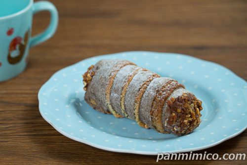 ローソン「贅沢すぎ！ショコラパイコロネ　ベルギーチョコ」斜めから撮った写真